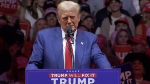 A días de las elecciones, crece a polémica con Donald Trump por expresiones racistas durante su acto en el Madison Square Garden