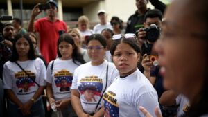 A gritos desde sus calabozos, adolescentes apresados por protestar en Venezuela denuncian golpizas