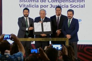 AMLO firma Sistema de Compensación Vitalicia para "hacer justicia" a trabajadores del SME