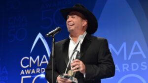 Acusan a Garth Brooks de violación en demanda interpuesta por peluquera y maquilladora
