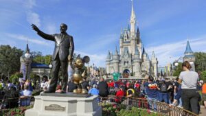 Acusan a un exempleado de Disney por hackear los servidores, alterar menús y robar datos sensibles