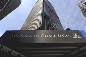Agravamiento geopolítico lleva a JPMorgan a duplicar provisiones y ganar un 2% menos