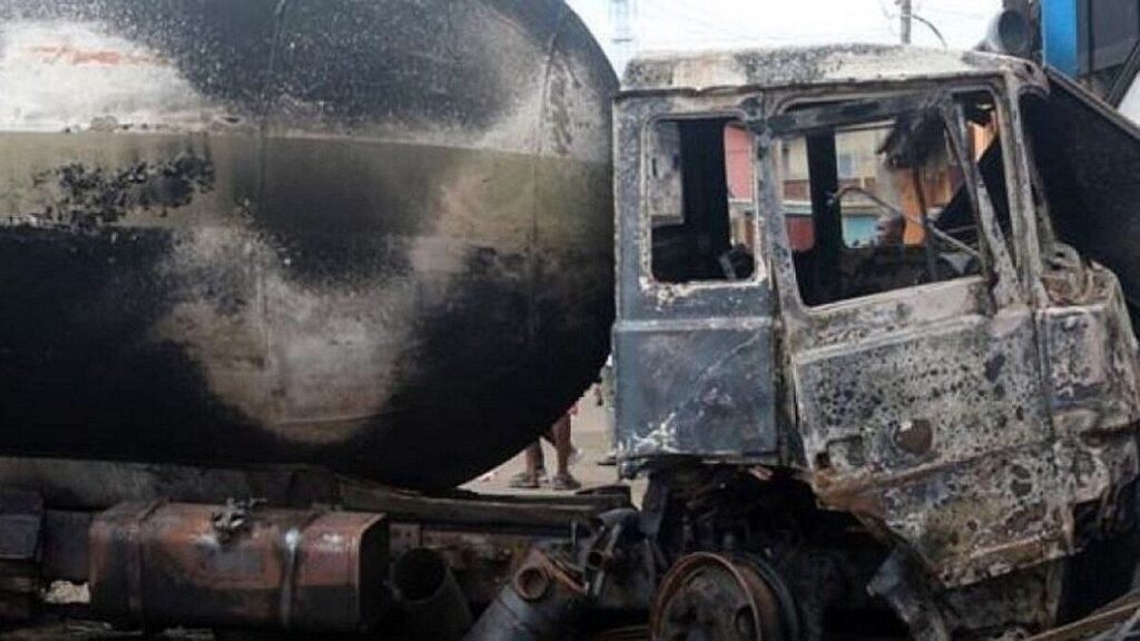 Al menos 100 muertos por la explosión de un camión cisterna con combustible en Nigeria