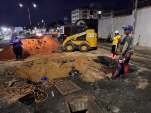 Alcaldía realiza mantenimiento al colector de lluvias en la avenida Germania | Diario El Luchador