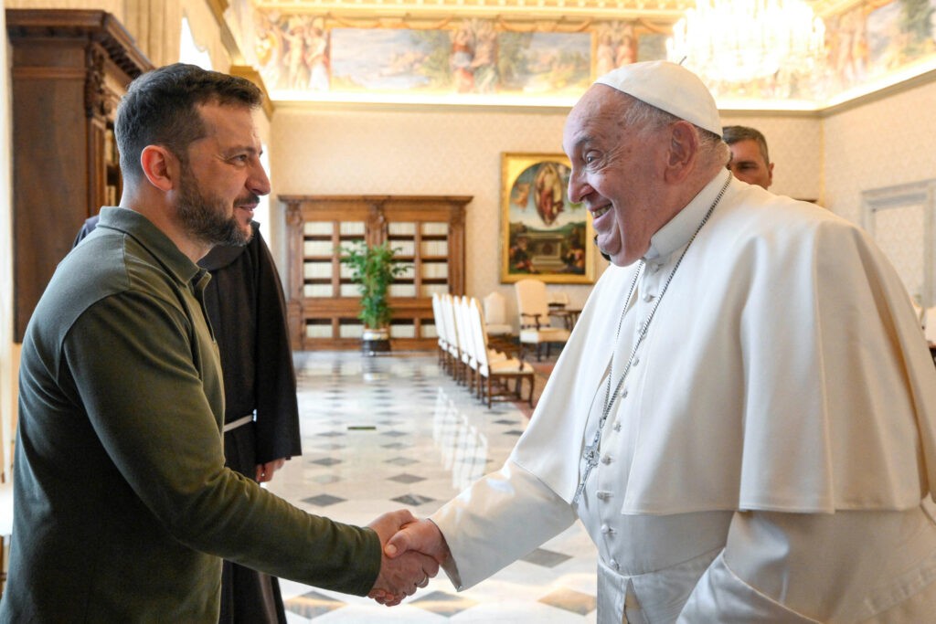 El presidente ucraniano, Volodímir Zelenski, se reúne con el Papa Francisco en el Vaticano, el 11 de octubre de 2024.