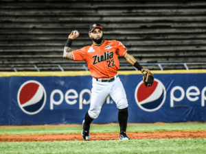 Alí Castillo hace gala de su oficio de hiteador