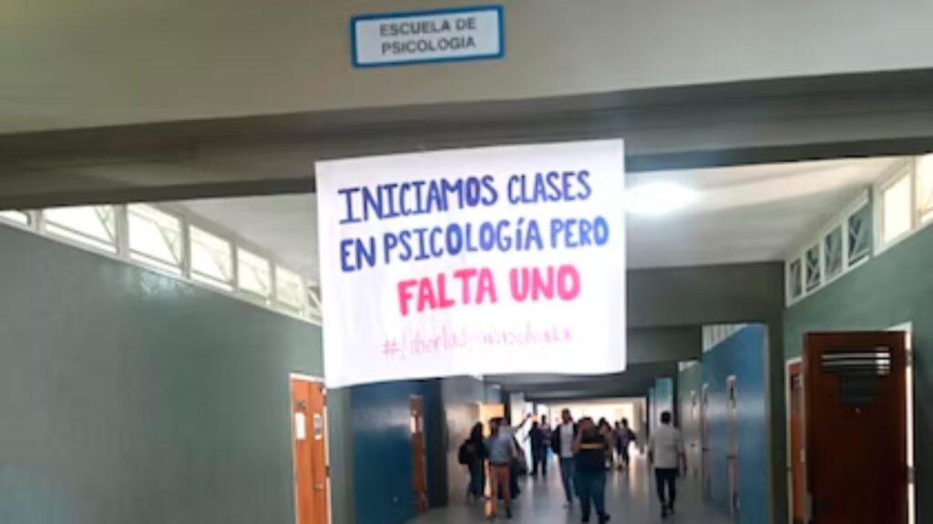 Un alto oficial pretendió obligar a los estudiantes de una universidad a votar a Maduro: tras los incidentes, aún quedan cuatro presos