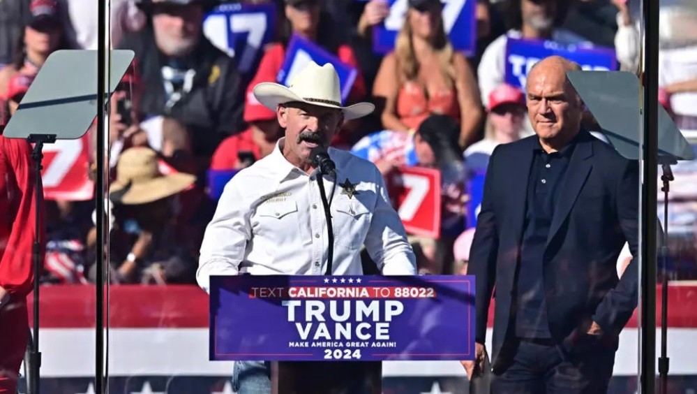 Arrestan a un hombre armado cerca de un mitin de Trump en EEUU - AlbertoNews