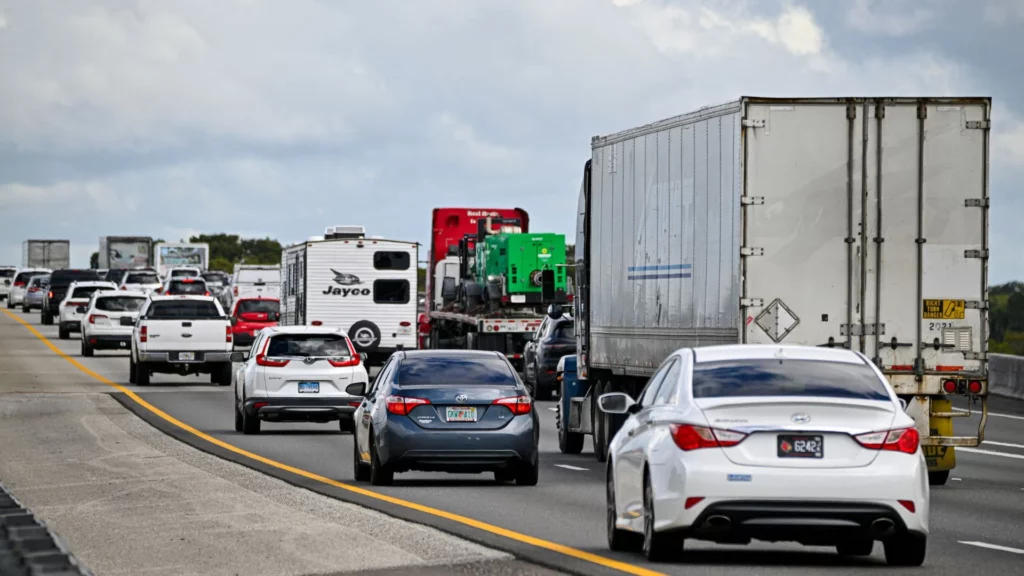 Así funcionan los refugios dispuestos por las autoridades en Florida ante el paso del huracán Milton - AlbertoNews