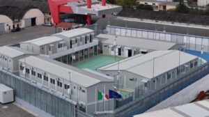 Así son los centros de retención para migrantes construidos por Italia en Albania