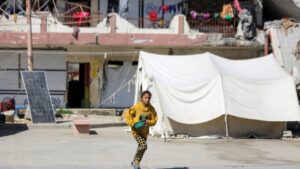 Ataque israelí mata a 17 personas en escuela convertida en refugio en Gaza, según palestinos