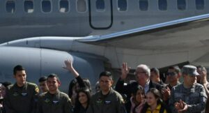 Avión con Colombianos evacuados desde Líbano aterrizó en Catam, Bogotá