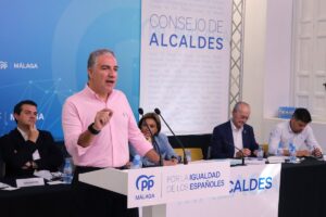 Bendodo acusa a Sánchez de hacer una "apropiación indebida" de la Abogacía del Estado para hacerla su "bufete personal"