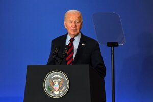 Biden ordena al Ejército estadounidense ayudar a Israel a derribar misiles de Irán