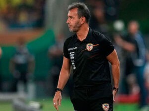 "Bocha" Batista reconoce necesidad de ganar los próximos partidos