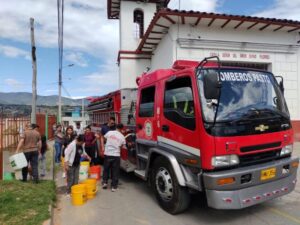 Bomberos Pasto distribuye agua potable a comunidades de El Rosario y Puerres ante crisis hídrica