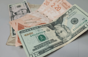 Brecha entre dólar oficial y paralelo se acentúa antes de Navidad en Venezuela