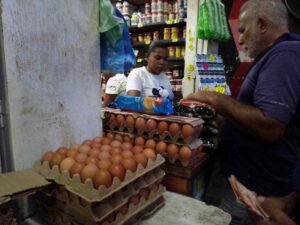 Bs.95 el medio cartón de huevos