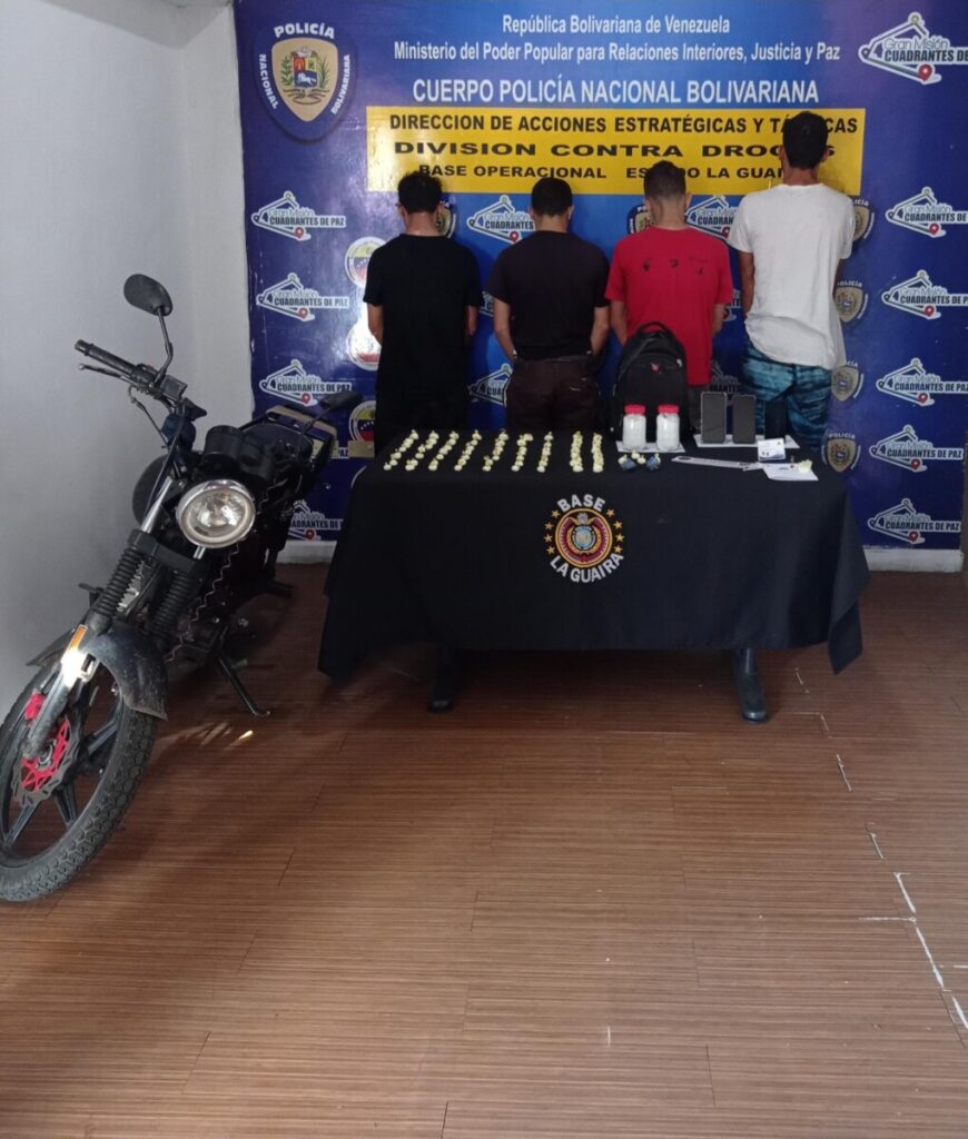 Caen 4 sujetos con 70 envoltorios de cocaína en Carayaca