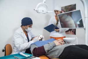 Carillas dentales: ¿Puede ser la causa oculta detrás del mal aliento?