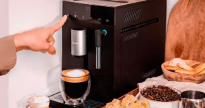 Cecotec desafía el mercado de las cafeteras superautomáticas rebajando este económico modelo
