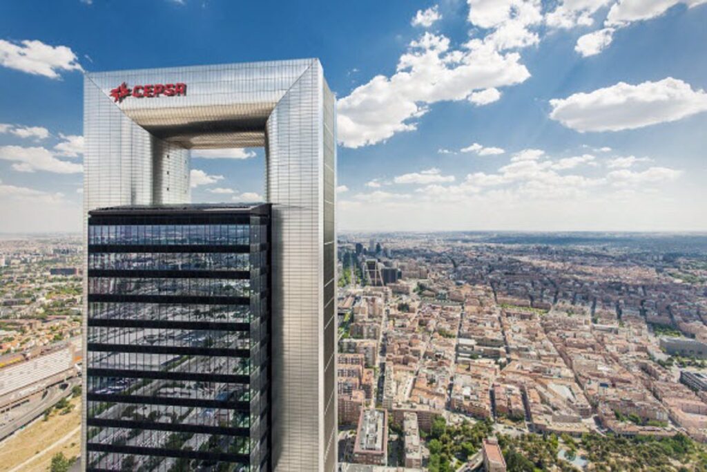 Cepsa congela sus inversiones en España por el impuesto extraordinario y estudia priorizar otros países