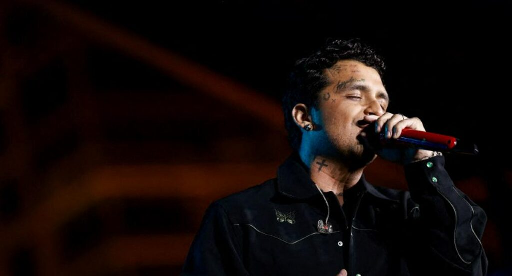 Christian Nodal se destapó y dejó ver camiseta de Colombia en concierto