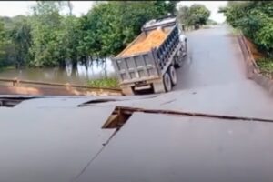 Colapsó puente que conecta los estados Apures y Barinas cuando pasaba un camión de carga (+Video)