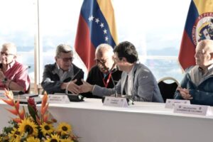 Colombia acepta reunirse con el ELN para evaluar vuelta al diálogo