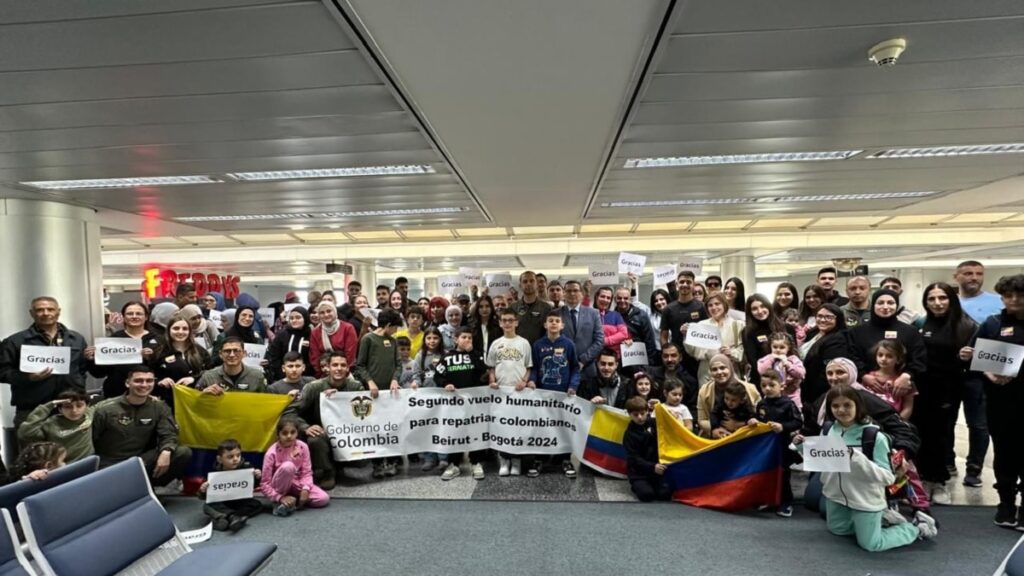 Colombia regresa a sus nacionales desde un asediado Líbano