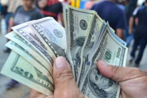 Comerciantes en Caracas establecen su propio ajuste cambiario ante aumento vertiginoso del dólar paralelo y lo usan como referencia