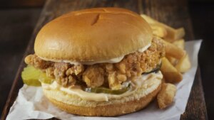 Cómo elaborar una hamburguesa vegana estilo McPollo con salsa americana
