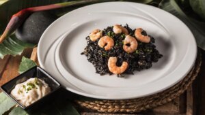 Cómo hacer arroz de calamar en su tinta con solo tres latas: una receta sencilla, rápida y deliciosa