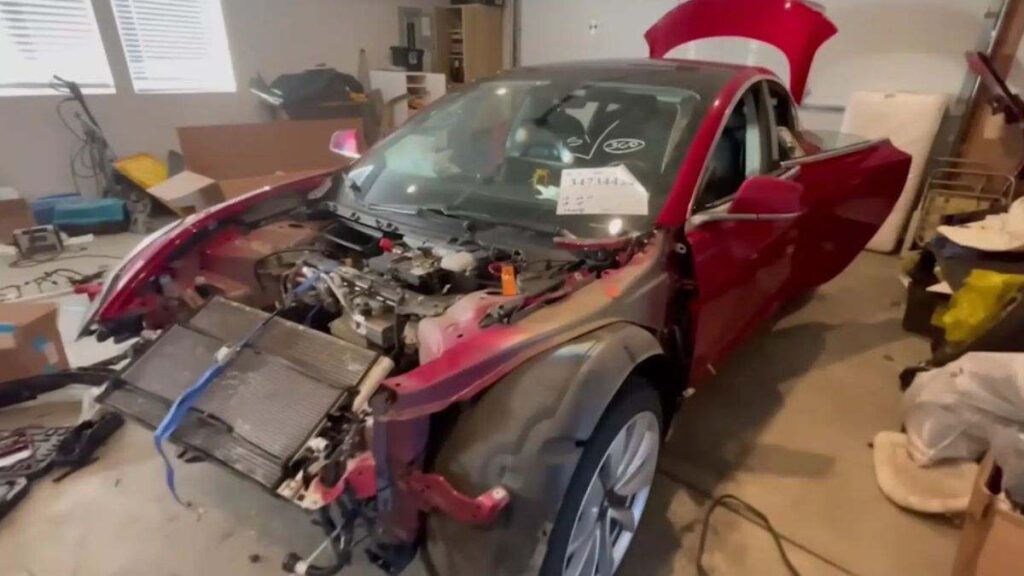 Compró un Tesla destrozado para arreglarlo, pero no esperaba encontrar esto del anterior dueño cuando lo reparó