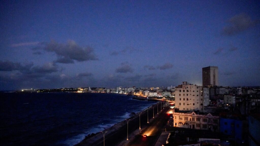 Cuba restablece lentamente suministro eléctrico en medio de paso de tormenta Óscar
