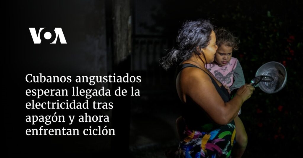 Cubanos angustiados esperan llegada de la electricidad tras apagón y ahora enfrentan ciclón