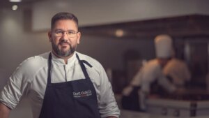 Dani García revela su truco para preparar el mejor espeto de sardinas en casa