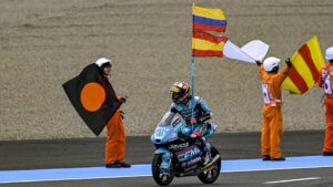 David Alonso gana el primer título mundial de motociclismo para Colombia y así fue su insólita celebración - AlbertoNews