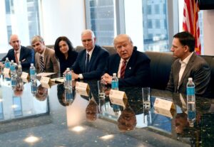 Jeff Bezos (Amazon), Larry Page (Alphabet), Sheryl Sandberg (Meta), Mike Pence, Donald Trump y Peter Thiel (Palantir), reunidos en 2021.