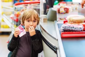 De la casa a la bodega puede perderse la vida de un niño: ¡No lo mandes!