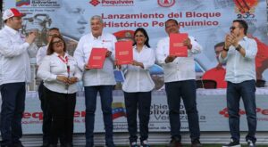 Delcy Rodríguez recibe propuestas del sector petroquímico
