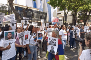 Denuncian hostigamiento del Sebin hacia madres de adolescentes detenidos que protestaron en Caracas este #18Oct