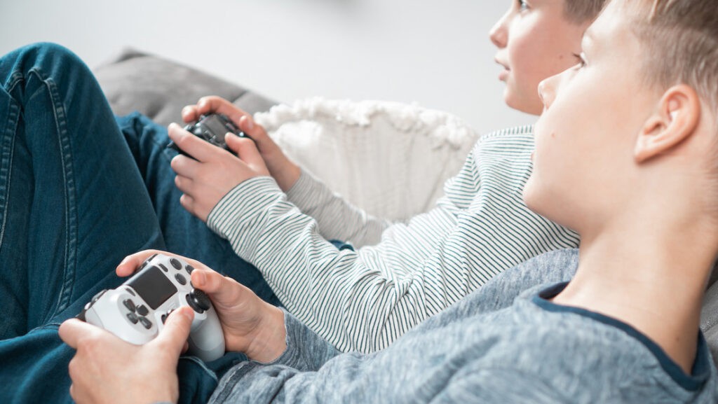 Descubren una sorprendente correlación entre jugar videojuegos en la infancia y los ingresos en la adultez - AlbertoNews