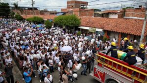 Desmayados, vandalismo y desordenes en el sepelio de Sofía Delgado, la niña violada y asesinada en el Valle del Cauca