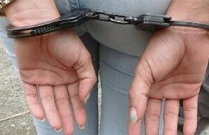 Detienen a joven por maltratar y encerrar a sus hijos