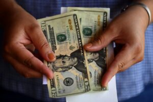 Dólar paralelo llega a Bs. 50,25 este 29 de octubre