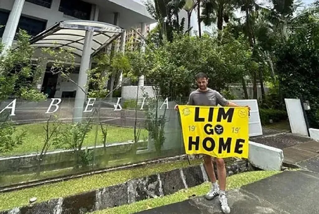 Dos aficionados del Valencia CF, retenidos en Singapur por protestar ante la casa donde vive Peter Lim