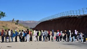 EEUU endurece las restricciones al asilo en la frontera con México
