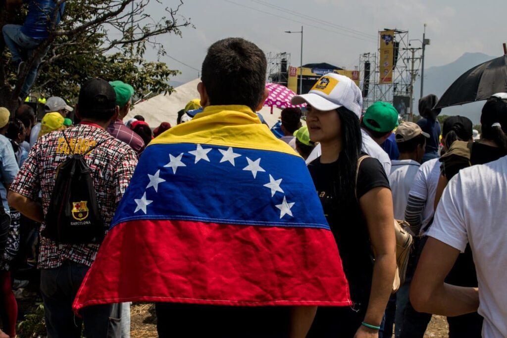 El 56% de jóvenes venezolanos entre 18 y 30 años piensa en migración, según consultora - AlbertoNews