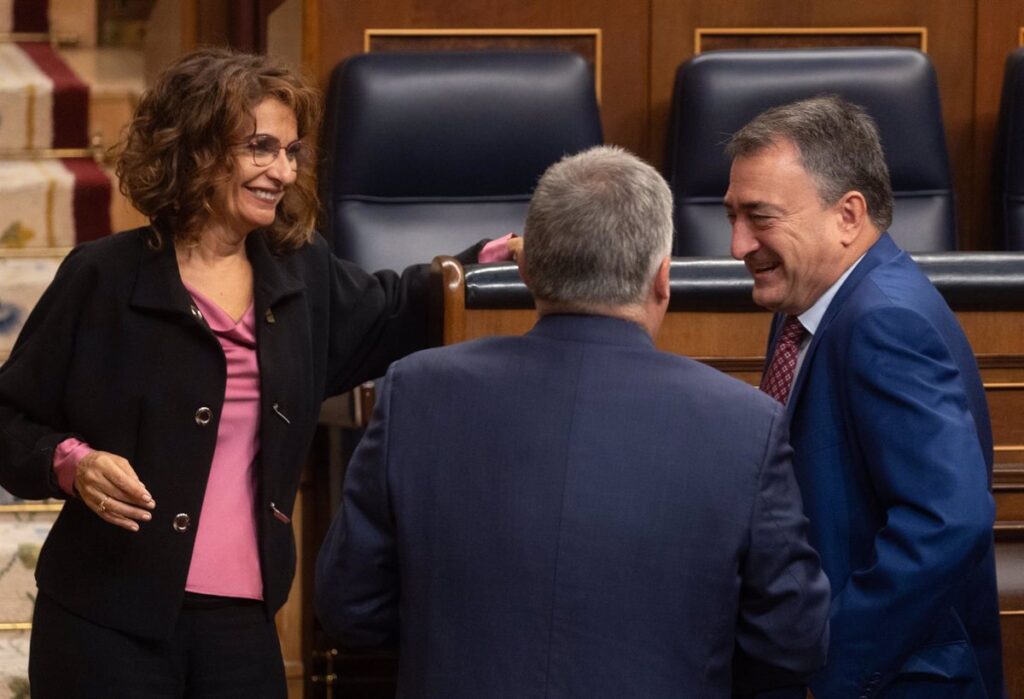 El Gobierno hará decaer el impuesto a energéticas y pacta con el PNV que Euskadi gestione el de la banca
